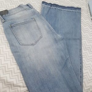 Lucky brand slightly flared jeans !